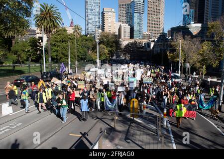 Melbourne, Australien 21. Mai 2021 marschieren Protestierende und Schüler auf der Spring Street auf, während einer Kundgebung, die Tausende von Schülern und Anhängern auf die Straßen von Melbourne brachte, um an den Protesten zum Thema „Schulen schlagen 4 das Klima“ teilzunehmen, die Regierungen auf der ganzen Welt dazu aufriefen, Maßnahmen gegen den Klimawandel zu ergreifen. Kredit: Michael Currie/Alamy Live Nachrichten Stockfoto