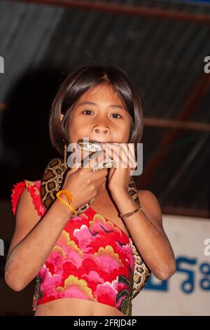 Ein junges Thai-Mädchen mit einer Pythonschlange um ihre Schultern Fotografiert in Thailand Stockfoto