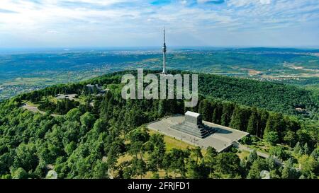 Luftaufnahme von Monument to the Unknown Hero und TV Turm auf dem Berg Avala, Serbien Stockfoto