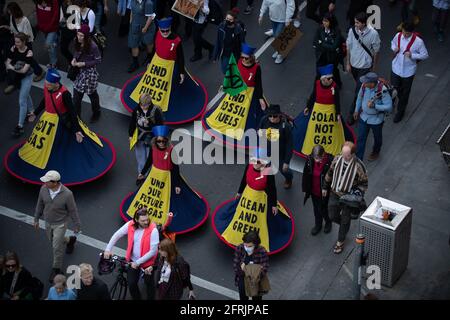 Melbourne, Australien 21. Mai 2021, Protestierende in Hopfenkleidern während einer Kundgebung, die Tausende von Schülern und Anhängern auf die Straßen von Melbourne brachte, um an den Protesten zum Thema „Schulen schlagen 4 das Klima“ teilzunehmen, die Regierungen auf der ganzen Welt dazu aufriefen, Maßnahmen gegen den Klimawandel zu ergreifen. Kredit: Michael Currie/Alamy Live Nachrichten Stockfoto