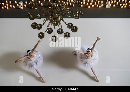 Tänzer der Sophie Adams Ballet Company treten in der Southwark Cathedral in London auf. Bilddatum: Donnerstag, 20. Mai 2021. Die Aufführungen des Candlelight Ballets sind für den 20. Und 27. Mai geplant und werden von einem Streichquartett begleitet. Stockfoto