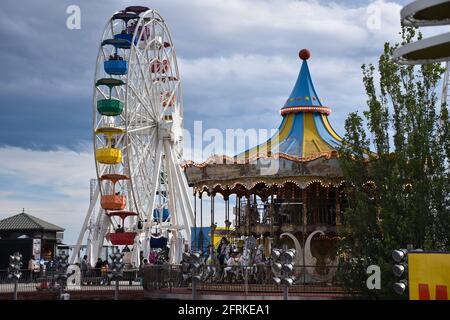 Barcelona, Spanien. Mai 2021. Die Menschen verbringen Zeit im Tibidabo Vergnügungspark in Barcelona, Spanien, 20. Mai 2021. Der Vergnügungspark Tibidabo wurde am 15. Mai wiedereröffnet, nachdem er wegen der COVID-19-Pandemie ein Jahr lang geschlossen war. Quelle: Qing Shenglan/Xinhua/Alamy Live News Stockfoto