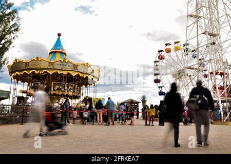 Barcelona, Spanien. Mai 2021. Die Menschen verbringen Zeit im Tibidabo Vergnügungspark in Barcelona, Spanien, 20. Mai 2021. Der Vergnügungspark Tibidabo wurde am 15. Mai wiedereröffnet, nachdem er wegen der COVID-19-Pandemie ein Jahr lang geschlossen war. Quelle: Qing Shenglan/Xinhua/Alamy Live News Stockfoto