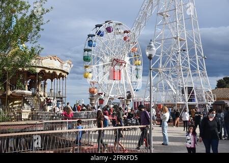 Barcelona, Spanien. Mai 2021. Die Menschen verbringen Zeit im Tibidabo Vergnügungspark in Barcelona, Spanien, 20. Mai 2021. Der Vergnügungspark Tibidabo wurde am 15. Mai wiedereröffnet, nachdem er wegen der COVID-19-Pandemie ein Jahr lang geschlossen war. Quelle: Qing Shenglan/Xinhua/Alamy Live News Stockfoto