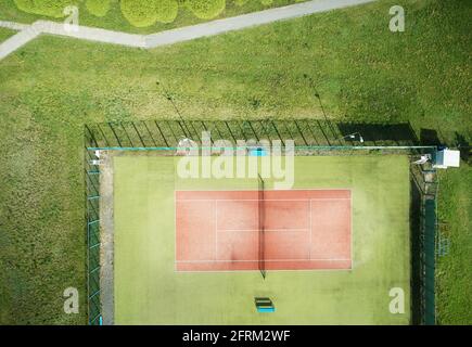 Tennisplatz um das grüne Feld über der Drone-Ansicht Stockfoto