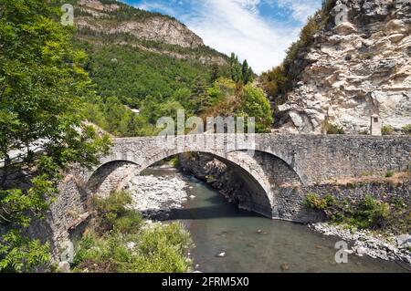 Steinbrücke über den Fluss Verdon am Eingang von Colmars-les-Alpes, Alpes-de-Haute-Provence (04), Region Provence-Alpes-Cote d'Azur, Frankreich Stockfoto