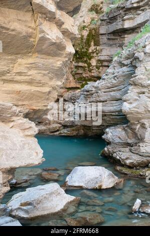 Fluss La Lance mit Felsen in der Nähe des Wasserfalls la Lance, ein denkmalgeschützter Naturstandort in der Nähe von Colmars-les-Alpes, Alpes-de-Haute-Provence (04), Mercantour National Par Stockfoto