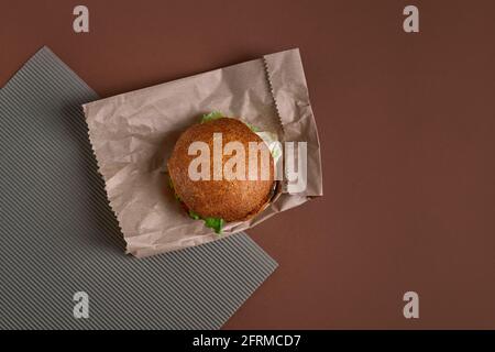 Veganer Ceviche Burger mit Gemüse auf der Papiertüte Stockfoto