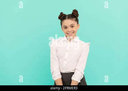 Lernen endet nie. Grundschulkind. Mädchen Kind blauer Hintergrund. Zurück zur Schule. Grundbildung Stockfoto