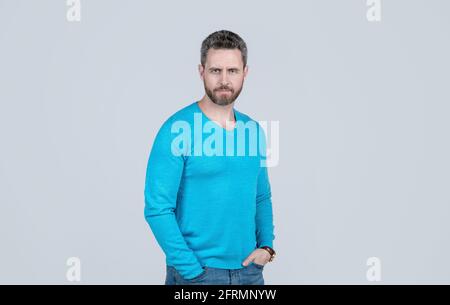 Herren Beauty-Stil. Männlich Casual Mode. Unrasiert Kerl mit Borsten und Schnurrbart. Stockfoto