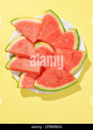 Wassermelonenscheiben auf weißem Teller, Draufsicht Stockfoto