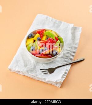 Schale Obstsalat. Frische Obststücke foe gesundes Frühstück Stockfoto
