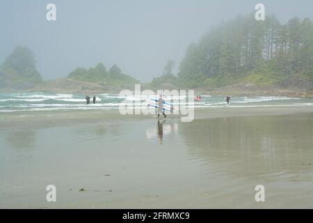 Surfer am Cox Bay Beach in Tofino, British Columbia, Kanada. Stockfoto