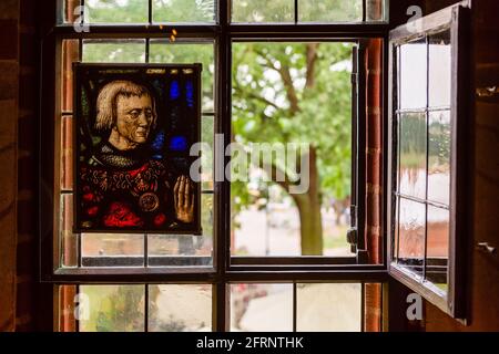 Antike mittelalterliche Vitrage auf einem Fenster in einer Burg, offenes Fenster Stockfoto