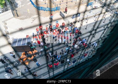 Blick von der erhöhten U-Bahn-Plattform, als Eric Adams die Unterstützung von UNITE HERE erhält! Local 100 für Bürgermeister vor dem Yankee Stadium. Laut Umfragen vom Mai 20 ist der bürgermeisterliche Kandidat und derzeitige Präsident von Brooklyn Borough Eric Adams führender Kandidat. Zu ihm kamen der Gewerkschaftsvorsitzende Jose Maldonado und das Mitglied des Stadtrats Ydanis Rodriguez. Adams erhielt von vielen Gewerkschaften, darunter 32BJ SEIU, ATU, CSEA, DC37, dem Hotel Trades Council, OPEIU Local 153, PEF, TWU Local 100 und der Uniform Fire Officers Association, Empfehlungen. (Foto von Lev Radin/Pacific Press) Stockfoto