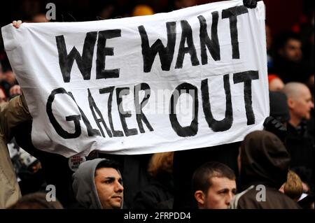 Manchester United-Fans halten ihre Anti-Glazer-Banner hoch Arsenal gegen Manchester United Premier League - 31/1/2010 Bild : Mark Pain / Alamy Stockfoto