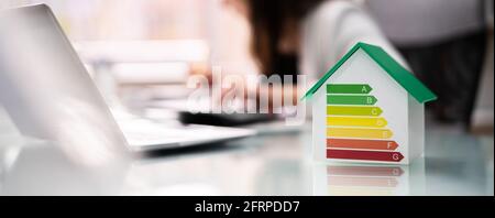 Energieeffizientes Audit Und Preisschild Des Hauses Stockfoto