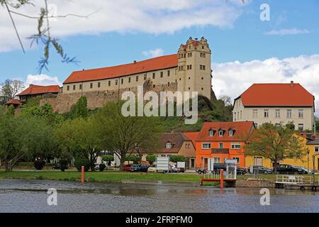 Wettin, Deutschland. Mai 2021. Die Fähre „Wettin“ fährt über den Hintergrund des auf einem Felsen thronenden Wettin Castle. Wettin ist die Stammburg der Wettins, der Markgrafen, Kurfürsten und Könige von Sachsen. Idyllisch im Naturpark Niedersaaltal gelegen, ist die Stadt ein beliebtes Ausflugsziel in der Region. Quelle: Peter Gercke/dpa-Zentralbild/ZB/dpa/Alamy Live News Stockfoto