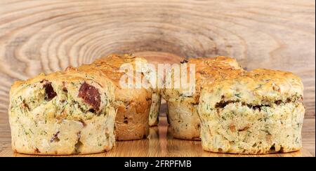 Reihen von frisch gebackenen Muffins mit Speck auf einem Schneidebrett. Nahaufnahme. Speicherplatz kopieren. Stockfoto