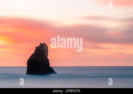 Felsformation im Meer bei Sonnenaufgang Stockfoto