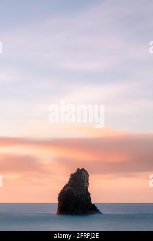 Meer Stapel im Meer bei Sonnenaufgang Stockfoto