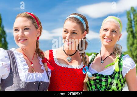 Freunden, die zusammen bayerische Messe in Tracht oder Dirndl Stockfoto