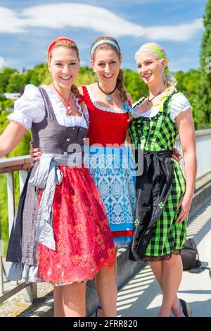 Freunden, die zusammen bayerische Messe in Tracht oder Dirndl Stockfoto