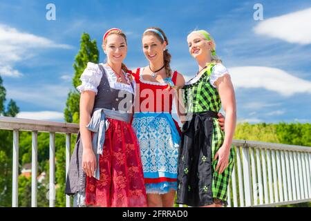 Freunden, die zusammen bayerische Messe in Tracht oder Dirndl Stockfoto
