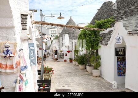 ALBEROBELLO, ITALIEN - 17. JULI 2020: Das Dorf Alberobello mit Souvenirläden in Trulli Häusern, Apulien, Italien Stockfoto