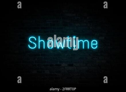 Leuchtendes und leuchtendes blaues Showtime-Neonschild an dunkler Ziegelwand. Stockfoto