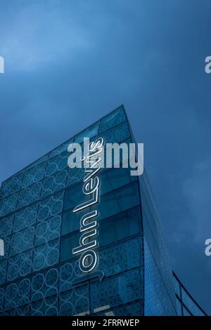 Außenansicht des John Lewis Stores in Westfield, Stratford City London. Der Buchstabe J leuchtet nicht. Stockfoto