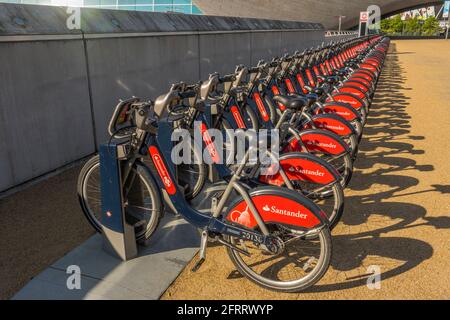 Santander hat sich in Stratford City East Fahrräder ausgeliehen London Stockfoto