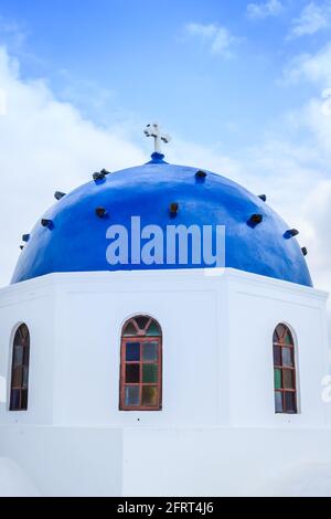 Blue Dome, die Spitze einer Kuppel in der traditionellen griechischen Architektur, aufgenommen auf der Insel Santorini. Stockfoto