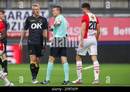 EMMEN, NIEDERLANDE - 20. MAI: Lex schimmert von NAC Breda, Schiedsrichter Allard Lindhout, Jari Vlak vom FC Emmen während des niederländischen Eredivisie-Play-offs-Spiels zwischen den beiden Stockfoto