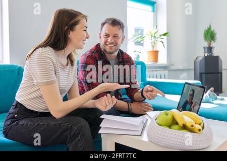 Glückliches Paar mittleren Alters bei einem Online-Treffen mit einem Arzt Stockfoto