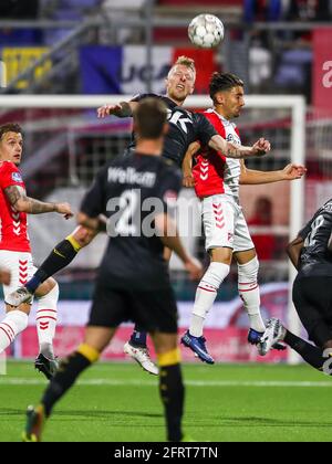 EMMEN, NIEDERLANDE - 20. MAI: Lex schimmert von NAC Breda, Caner Cavlan vom FC Emmen während des niederländischen Eredivisie-Play-offs-Spiels zwischen FC Emmen und NAC AT Stockfoto