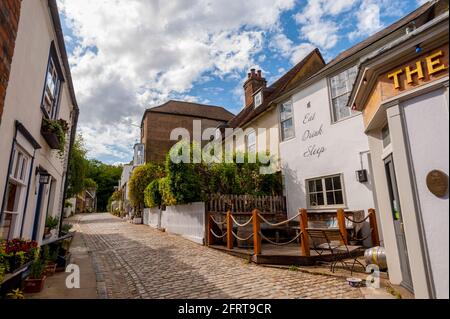 Alte Häuser entlang der High Street Upper Upon am Ufer des Flusses Medway. Kent. Stockfoto