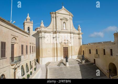 Die Fassade der Kathedrale von Mariä Himmelfahrt in der von der Stadtmauer umgebenen Stadt Cittadella, neben Rabat Gozo Stockfoto