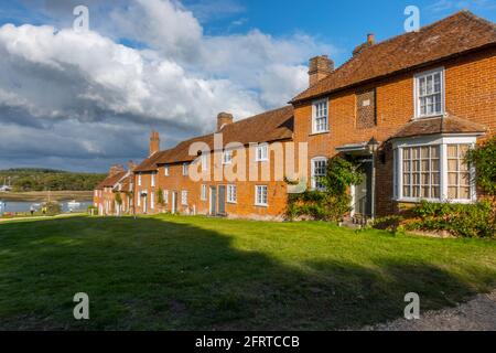 Die Straße bei Bucklers Hard Brokenhurst Blick in Richtung Beaulieu Fluss Stockfoto