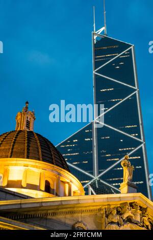 Das Hongkonger Berufungsgericht, mit dem Turm der Bank of China im Hintergrund, Hongkong, China. Stockfoto