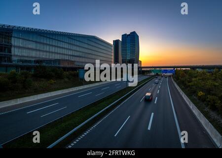 Autobahn in der Nähe des Flughafens in Kopenhagen, Dänemark bei Sonnenuntergang Stockfoto