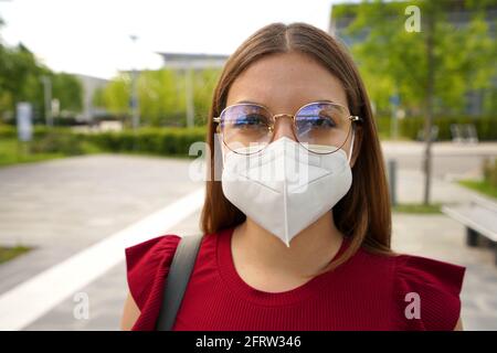 Nahaufnahme Porträt einer jungen Frau mit Brille und Schutz Maske KN95 FFP2 außen Stockfoto