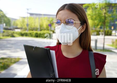 Nahaufnahme einer Geschäftsfrau mit FFP2 KN95-Schutzmaske beim Gehen Auf der Straße Stockfoto