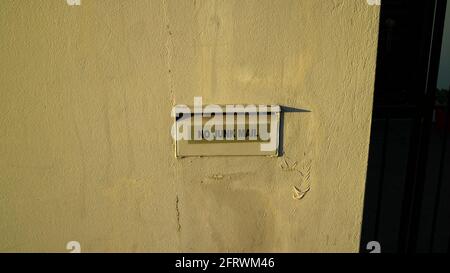 Keine Junk-Mail: Melden Sie sich an einem alten Postfachsteckplatz in an Hellbraune alte Betonwand in Brisbane, Australien Stockfoto