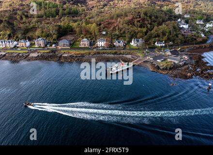 Luftaufnahme der Fähre Isle of Cumbrae im Hafen von Tarbert, Halbinsel Kintyre, Argyll, Schottland. Stockfoto