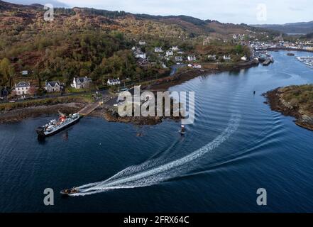 Luftaufnahme der Fähre Isle of Cumbrae im Hafen von Tarbert, Halbinsel Kintyre, Argyll, Schottland. Stockfoto