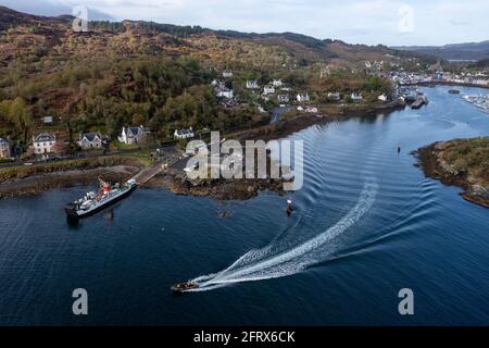 Luftaufnahme der Fähre Isle of Cumbrae im Hafen von Tarbert, Halbinsel Kintyre, Argyll, Schottland. Stockfoto