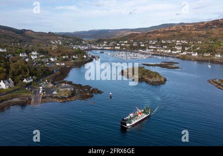 Luftaufnahme der Fähre Isle of Cumbrae im Hafen von Tarbert, Halbinsel Kintyre, Argyll, Schottland. Stockfoto