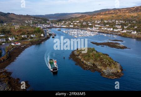 Luftaufnahme der Fähre Isle of Cumbrae im Hafen von Tarbert, Halbinsel Kintyre, Argyll, Schottland. Stockfoto