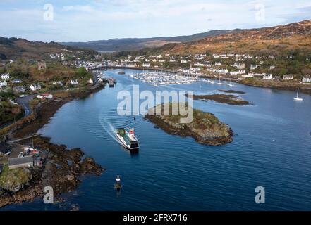 Luftaufnahme der Fähre Isle of Cumbrae im Hafen von Tarbert, Halbinsel Kintyre, Argyll, Schottland. Stockfoto